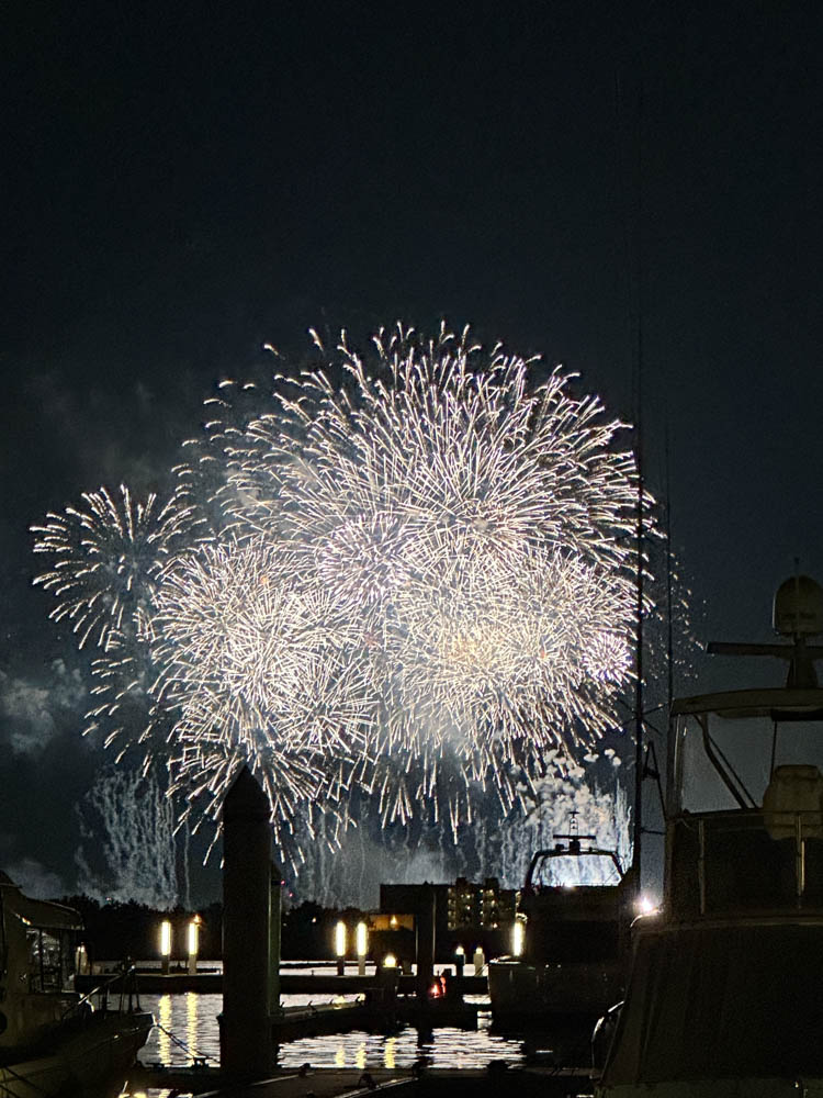 ヨットから花火